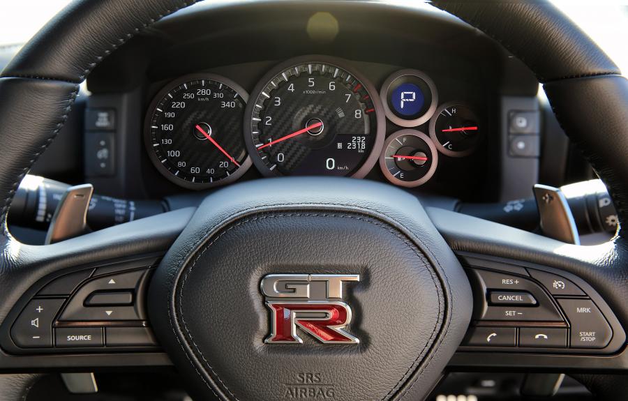 Панель приборов Nissan GT-R 2016 года  (AU) (фото 8 из 28)